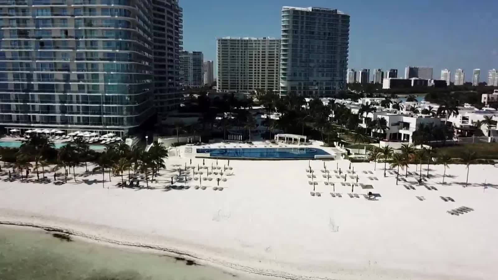 Vista de un desarrollo de lujo en Puerto Cancún al atardecer