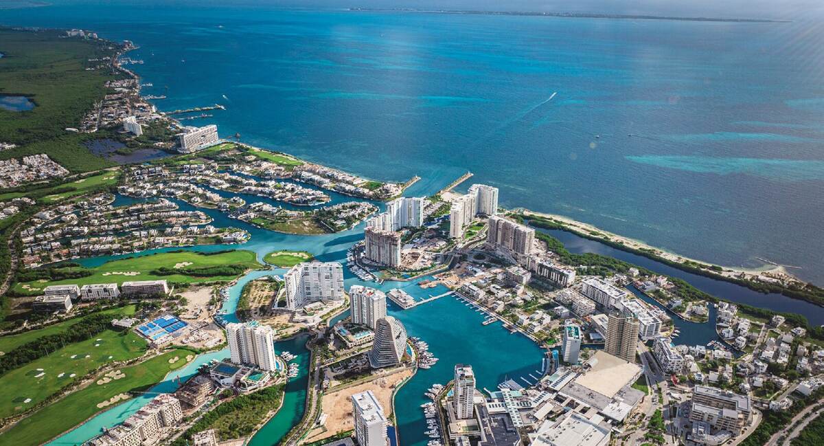 Torre de lujo en Puerto Cancún, comparada en precio por m² contra Zona Hotelera